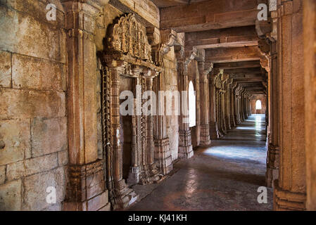 Der innere Korridor des Sahar KI Masjid. UNESCO-geschützte Champaner - Pavagadh Archäologischen Park, Gujarat, Indien. Stockfoto