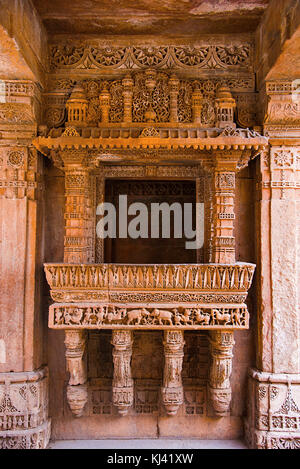 Innenansicht von Adalaj Ni Vav (Steppbrunnen) oder Rudabai Steppbrunnen. Ahmedabad, Gujarat, Indien Stockfoto