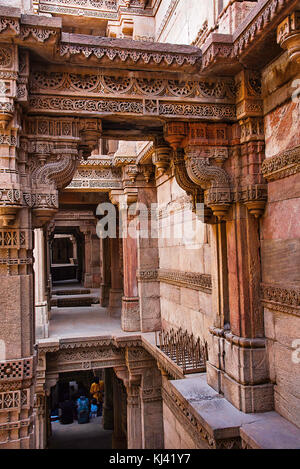 Innenansicht von Adalaj Ni Vav (Steppbrunnen) oder Rudabai Steppbrunnen. Ahmedabad, Gujarat, Indien Stockfoto