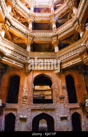 Innenansicht von Adalaj Ni Vav (Steppbrunnen) oder Rudabai Steppbrunnen. Ahmedabad, Gujarat, Indien Stockfoto