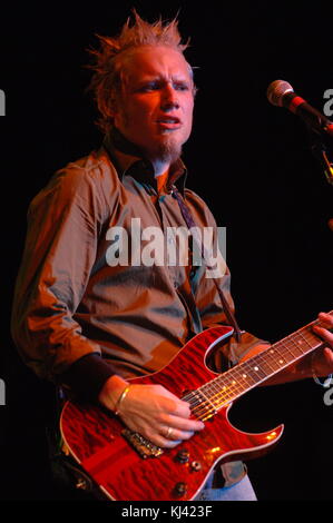 WEST Palm Beach, Florida - Dezember 08: Für das Beste Pop/Rock Gruppe auf der diesjährigen American Music Awards, 3 Türen unten (Brad Arnold, Lead vocals; Matt Roberts, Gitarre; Todd Harrell, Bass und Chris Henderson, Gitarre nominiert. ) Führt im Konzert an die fundierte Beratung Amphitheater, in West Palm Beach Florida am 08. Dezember 2005 Leute: Matt Roberts Stockfoto