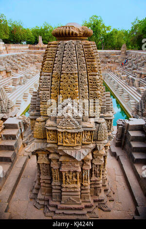 Kleine Schreine und Stufen, um den Boden des Stausees, des Sonnentempels, zu erreichen. Modhera Dorf im Bezirk Mehsana, Gujarat, Indien Stockfoto