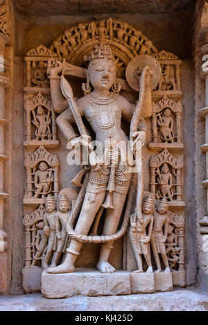 Geschnitzte Idol von Lord Rama auf der inneren Wand und Säulen der Rani ki vav. Patan in Gujarat, Indien. Stockfoto