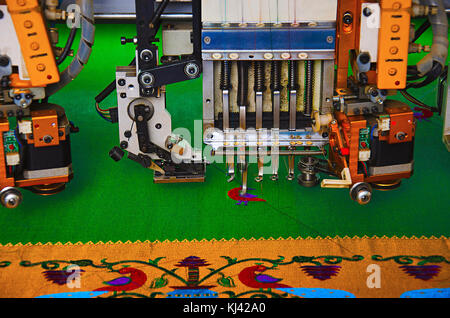 Nahaufnahme der automatischen saree Webmaschine Nadeln, weben traditionelle Pfau design Rahmen einer 9 Yard "Paithani" Sari. Belgavi, Karnataka, Indien Stockfoto