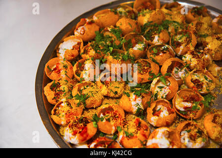 Bereit, RWA-batate Dahi Puri platter zu dienen. Indische snack Pune, Maharashtra, Indien Stockfoto