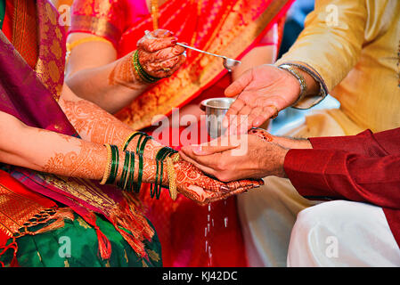 Nahaufnahme einer Kanyadan Zeremonie im Gange. Die Zeremonie bestätigt die Änderung der Rolle in ihrem Leben, von einer Tochter einer Frau, Pune, Maharashtra, Indien Stockfoto