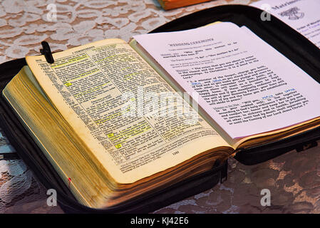 Nahaufnahme der Bibel (Seiten offen) und Text, den der Priester bei einer christlichen Hochzeitszeremonie vorlesen muss. Pune, Maharashtra, Indien Stockfoto