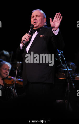 HOLLYWOOD, FL - Januar 05: Frank Sinatra jr führt im Hard Rock Live im Seminole Hard Rock Hotel & Casino am 5. Januar 2008 in Hollywood, Florida Personen: Frank Sinatra jr statt Stockfoto