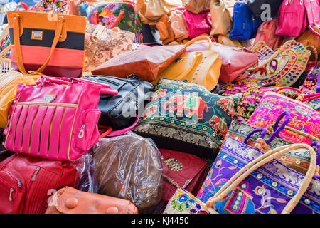 Der bunte ethnische Taschen am indischen Markt Stockfoto