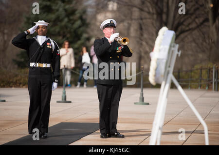 Der Stabschef der Japan Maritime Self-Defense Force ehrte gefallene Soldaten, indem er einen Kranz am Grab des unbekannten Soldaten auf dem Arlington National Cemetery legte. Diese Geste steht für Respekt und Erinnerung für diejenigen, die ihr Leben im Dienst gegeben haben. Stockfoto