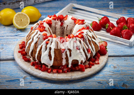 Strawberry lemonade bundt Cake Stockfoto