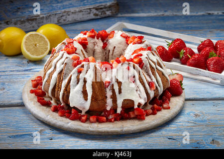 Strawberry lemonade bundt Cake Stockfoto