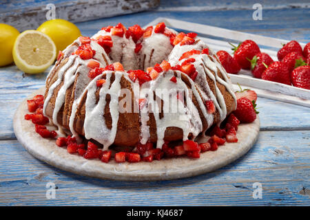 Strawberry lemonade bundt Cake Stockfoto