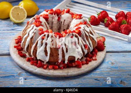 Strawberry lemonade bundt Cake Stockfoto