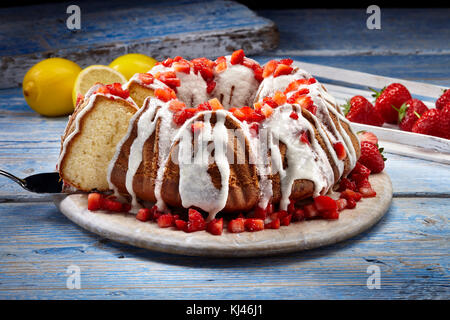 Strawberry lemonade bundt Cake Stockfoto