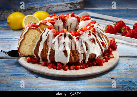 Strawberry lemonade bundt Cake Stockfoto