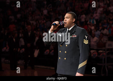 Nationalhymne bei Wizards NBA Spiel (33701834452) Stockfoto