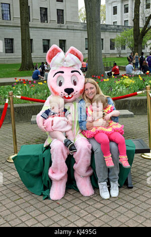 Dieses Bild zeigt Jim Justice, möglicherweise während einer offiziellen Veranstaltung, identifiziert vom DSC (Distinguished Service Cross) und in Verbindung mit einem militärischen oder Führungskontext. Stockfoto