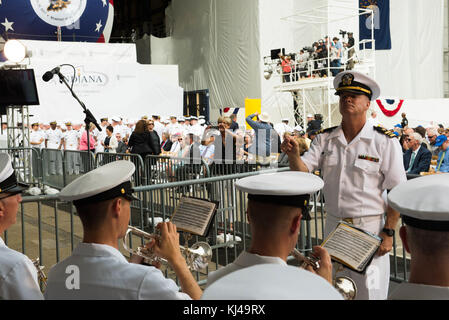 Dieses Foto zeigt die Taufzeremonie der USS Indiana, SSN789, einem Atom-U-Boot der Virginia-Klasse. Das Ereignis markiert die Inbetriebnahme des U-Bootes, ein wichtiger Meilenstein in der Marinegeschichte. Stockfoto