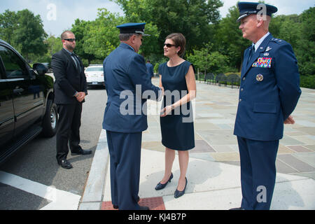 Brig. Gen. Enrique Amrein, Generalstabschef der Argentinischen Luftwaffe, nimmt an einem US Air Force allen Ehren Wreath-Laying Zeremonie am Grab des Unbekannten Soldaten (36029594965) Stockfoto