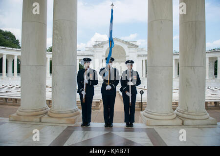 Brig. Gen. Enrique Amrein, Generalstabschef der Argentinischen Luftwaffe, nimmt an einem US Air Force allen Ehren Wreath-Laying Zeremonie am Grab des Unbekannten Soldaten (35858354312) Stockfoto