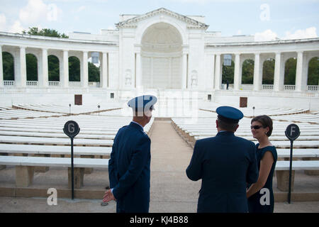 Brig. Gen. Enrique Amrein, Generalstabschef der Argentinischen Luftwaffe, nimmt an einem US Air Force allen Ehren Wreath-Laying Zeremonie am Grab des Unbekannten Soldaten (35189858394) Stockfoto