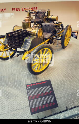 PRAG, TSCHECHISCHE REPUBLIK - 10. NOVEMBER: Der NW 12 PS Rennwagen von 1900 steht am 10. November 2017 im Nationalen Technischen Museum in Prag, Tschechische Repu Stockfoto