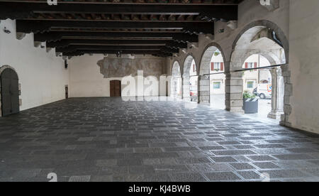 Der Portikus des mittelalterlichen Palastes des Rathauses in Venzone, Friaul, Italien Stockfoto