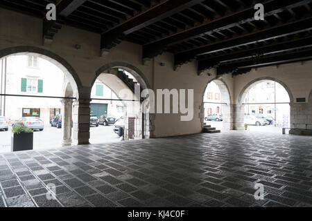 Der Portikus des mittelalterlichen Palastes des Rathauses in Venzone, Friaul, Italien Stockfoto