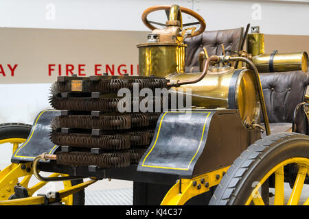 PRAG, TSCHECHISCHE REPUBLIK - 10. NOVEMBER: Der NW 12 PS Rennwagen von 1900 steht am 10. November 2017 im Nationalen Technischen Museum in Prag, Tschechische Repu Stockfoto
