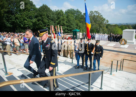 Seine Exzellenz Mihai Fifor, rumänische Minister für Nationale Verteidigung, nimmt an einem bewaffneten Kräfte die volle ehrt Wreath-Laying Zeremonie am Grab des Unbekannten Soldaten als Teil seines offiziellen Besuchs in den USA (36935009810) Stockfoto