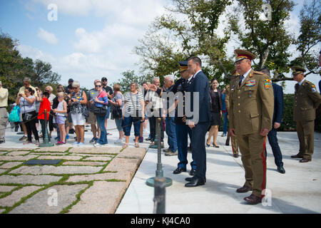 Seine Exzellenz Mihai Fifor, rumänische Minister für Nationale Verteidigung, nimmt an einem bewaffneten Kräfte die volle ehrt Wreath-Laying Zeremonie am Grab des Unbekannten Soldaten als Teil seines offiziellen Besuchs in den USA (36519740263) Stockfoto