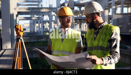 Portrait der Bauingenieure Arbeiten auf der Baustelle Stockfoto