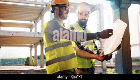 Bauingenieure Diskussion mit Architekten auf der Baustelle Stockfoto