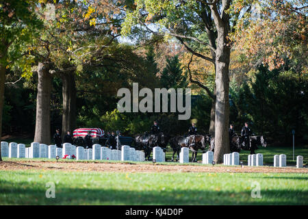 Graveside Dienst der US Army Staff Sgt. Bryan Schwarz in Abschnitt 60 von Arlington National Cemetery (38020495772) Stockfoto