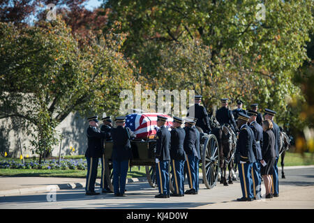 Graveside Dienst der US Army Staff Sgt. Bryan Schwarz in Abschnitt 60 von Arlington National Cemetery (24199289688) Stockfoto