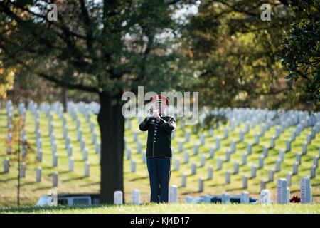 Graveside Dienst der US Army Staff Sgt. Bryan Schwarz in Abschnitt 60 von Arlington National Cemetery (38020461612) Stockfoto