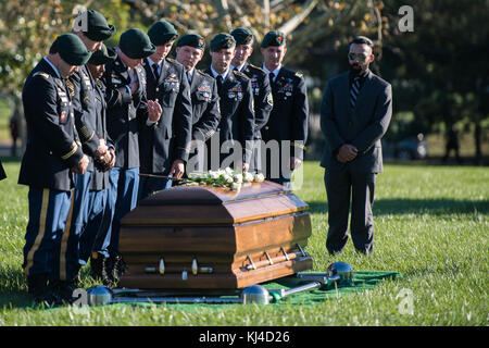 Graveside Dienst der US Army Staff Sgt. Bryan Schwarz in Abschnitt 60 von Arlington National Cemetery (37342193484) Stockfoto