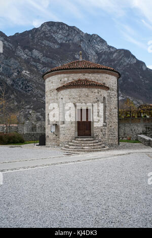 Blick auf das Taufbecken in der Kirche von Sant'Andrea Apostel in Venzone, Friaul, Italien Stockfoto