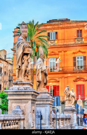 Statuen von Heiligen in der Nähe der Kathedrale in Palermo, Italien Stockfoto