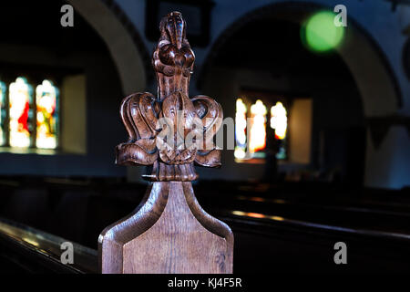 Kunstvolle Schnitzereien am Ende einer Kirchenbunke in der St. Michael and All Angels Church im Dorf Hawkshead, Cumbria Stockfoto