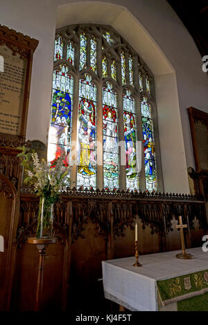 Altar und Buntglas-Fenster in St. Michael und alle Engel Kirche im Dorf Hawkshead, Cumbria Stockfoto