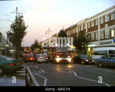 Dieses Bild fängt die pulsierende Straßenszene des Southall Broadway ein und zeigt die Hektik des Alltags in dieser Gegend von West London, die für ihre kulturelle Vielfalt und lebhafte Atmosphäre bekannt ist. Stockfoto