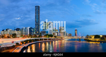 Panorama auf Brisbane City, Fluss und Kurilpa Bridge nach Sonnenuntergang, Brisbane, Queensland, Australien Stockfoto