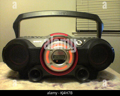 Eine Boombox von Sony aus der Mitte der 2000er Jahre, eine tragbare Stereoanlage, die für den Musikgenuss unterwegs beliebt ist. Es verfügt über integrierte Lautsprecher, Radiofunktionalität und Kompatibilität mit Kassetten und CDs. Stockfoto
