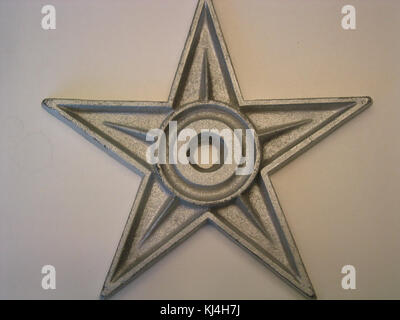 Der Silver Barnstar ist ein dekorativer fünfzackiger Metallstern, der traditionell in amerikanischen Scheunen und Häusern als Symbol für Glück und Handwerkskunst verwendet wird. Stockfoto