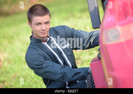 Fahrer in der Kabine der grossen modernen Lkw Stockfoto