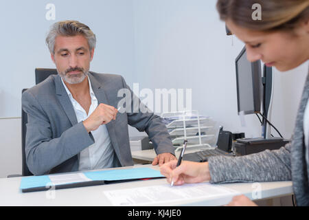 Persönlicher Assistent Notizen vom Manager Stockfoto