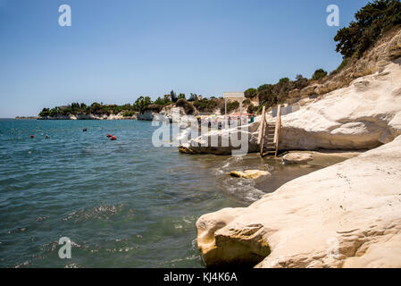 Ein Blick auf die Regler Strand mit Liegestühlen und Sonnenschirmen, zwischen Larnaca und Limassol, Zypern Stockfoto