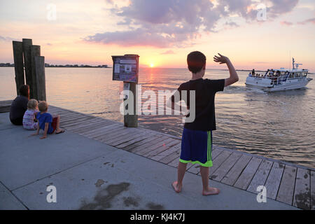 Junge winken Taxi zu Wasser, Fair Harbor, Fire Island, NY, USA Stockfoto